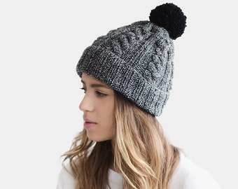 Personalisierbare Mütze, Hand gestrickte Mütze, Wolle Beanie, schwarz n weiß Hut, Pom Pom Stocking Hut, Damen Wintermütze, benutzerdefinierte Bommelmütze