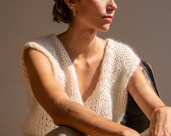 Gilet cache-cœur en mohair nuage, gilet de mariée dos ouvert, haut dos nu en mohair, gilet en tricot à la main, coupe ample et décontractée, gilet court réversible blanc cassé