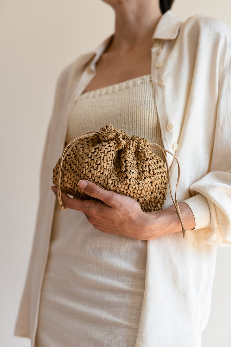 Bolso de rafia, bolso de rafia de ganchillo, bandolera de correa corta, bolso de muñeca de verano, bolso de paja mínimo, mini bolso The Aster Raffia Bag imagen 6