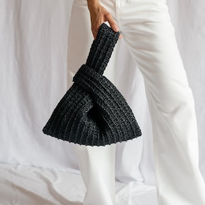 Sac avec noeud en raphia fauve, sac à main en raphia au crochet, sac de poignet d'été, sac en paille minimaliste, sac à main artisanal Le sac avec noeud en raphia Black