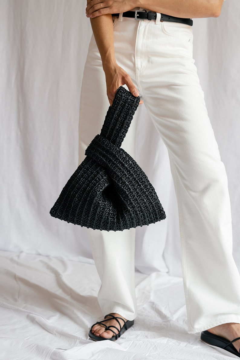 Sac avec noeud en raphia fauve, sac à main en raphia au crochet, sac de poignet d'été, sac en paille minimaliste, sac à main artisanal Le sac avec noeud en raphia Black