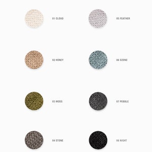 Peut inclure: Huit &eacute;chantillons de tissu de diff&eacute;rentes couleurs et textures, &eacute;tiquet&eacute;s avec des num&eacute;ros et des noms&nbsp;: 01 Cloud, 02 Honey, 03 Moss, 04 Stone, 05 Feather, 06 Ozone, 07 Pebble, 08 Night.