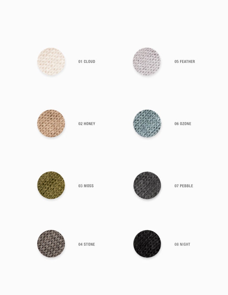 Peut inclure: Huit &eacute;chantillons de tissu de diff&eacute;rentes couleurs et textures, &eacute;tiquet&eacute;s avec des num&eacute;ros et des noms&nbsp;: 01 Cloud, 02 Honey, 03 Moss, 04 Stone, 05 Feather, 06 Ozone, 07 Pebble, 08 Night.
