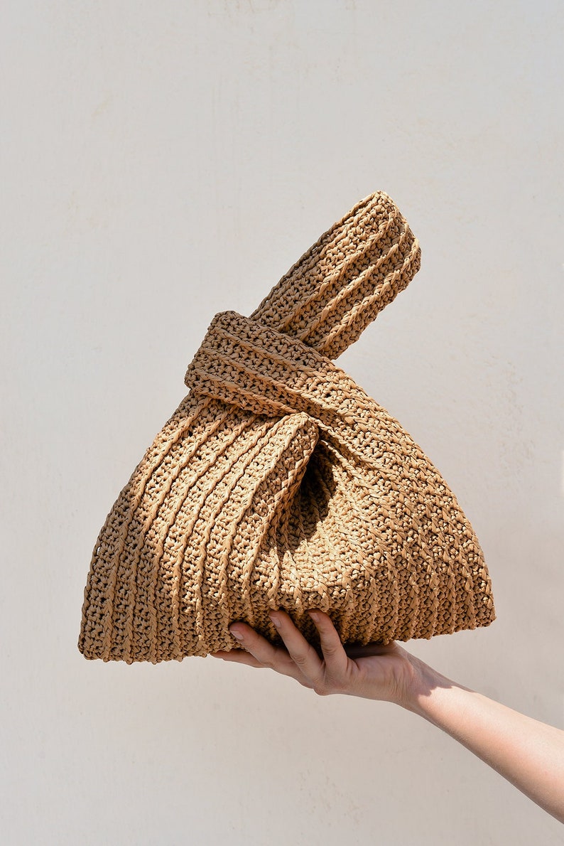 Sac avec noeud en raphia fauve, sac à main en raphia au crochet, sac de poignet d'été, sac en paille minimaliste, sac à main artisanal Le sac avec noeud en raphia Tan