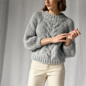 Dikke gevlochten trui Handgebreide mohair cropped pullover, luxe oversized kabelgebreide trui, mockneck & bubble mouwen, boxy fit raglan 04. Ozone Mix