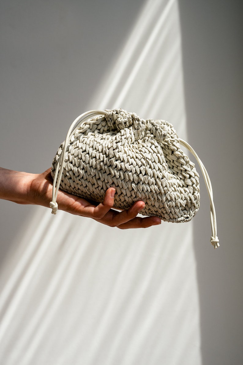 Raffia Pouch Bag, Crochet Raffia Handbag, Short Strap Crossbody, Summer Wrist Bag, Minimal Straw Bag, Mini Bag The Aster Raffia Pouch Pearl