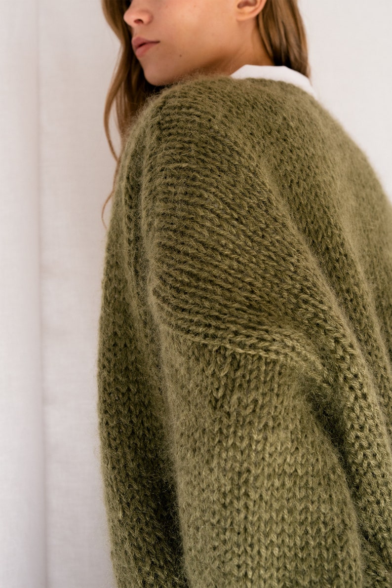 Peut inclure: Un cardigan en tricot vert doux &agrave; la coupe ample et au point textur&eacute;.