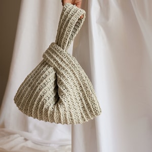 Sac avec noeud en raphia fauve, sac à main en raphia au crochet, sac de poignet d'été, sac en paille minimaliste, sac à main artisanal Le sac avec noeud en raphia Pearl