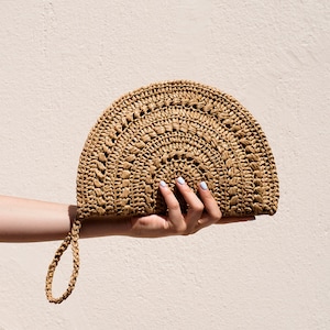 Crochet Raffia Clutch, Half Moon Clutch, Straw Wristlet Purse, Minimal Boho Clutch, Raffia Handbag, Crochet Summer Bag — Raffia Moon Clutch