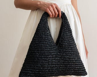Gehäkelte Raffia Handtasche, Dreieckige schwarze Raffia Tasche, Minimalistische Schultertasche, Henkel Tasche, Italienische Raffia Geldbörse — Die Calla Raffia Tasche