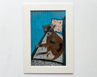 Perro original en un sofá, técnica mixta sobre papel (tapiz de 5 x 7 pulgadas)