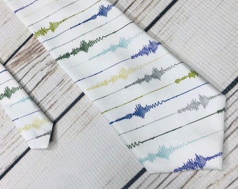 Cravatta con sismografo, cravatta sismologica, cravatta con terremoto, onde sismiche, scala Richter, scienze della Terra, accessorio da geologo, regalo geologico