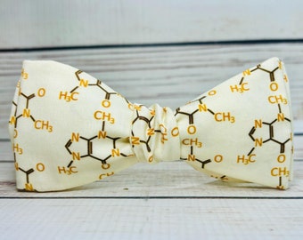 papillon a tema caffè, molecola di caffè, regalo a tema caffè, papillon scientifico, amante del caffè, papillon chimico, accessorio da barista, regalo a tema caffè