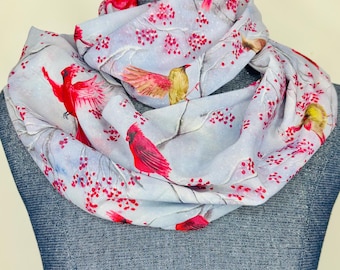 Cachecol com cardeais, pássaros de inverno, presente para ornitologia, pássaros da neve, cachecol de chiffon, cachecol para observação de pássaros, árvore de inverno, galhos e frutos silvestres