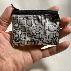 Bolsa con cremallera DnD, regalo de mazmorras y dragones, monedero con mapa de mazmorras, bolsa de dados, accesorio DnD, regalo DnD, regalo de maestro de juego, regalo de rol, 4 x 2,25