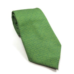 K&ouml;nnte beinhalten: Eine gr&uuml;ne Krawatte mit einem wei&szlig;en Bin&auml;rcode-Muster.