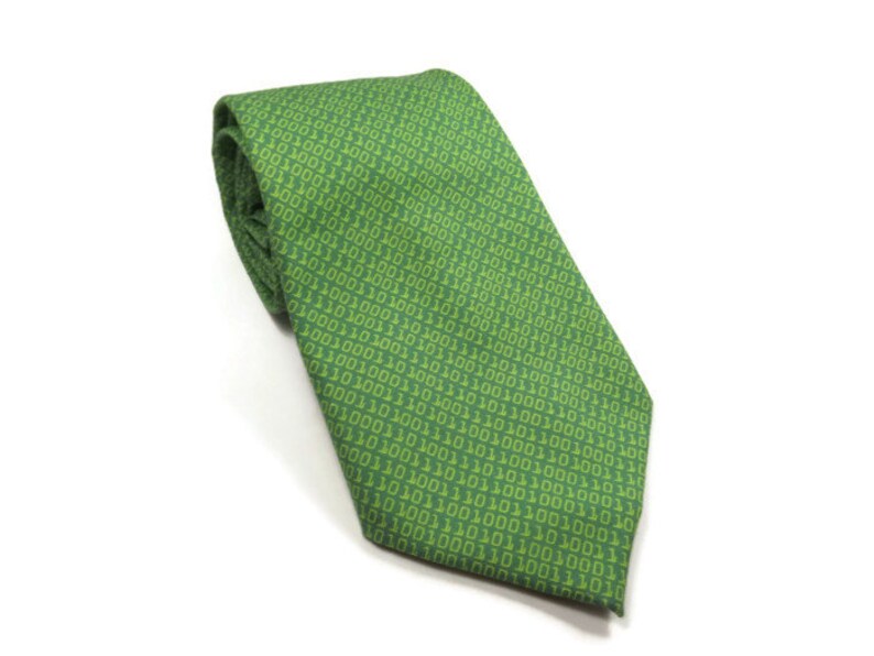 K&ouml;nnte beinhalten: Eine gr&uuml;ne Krawatte mit einem wei&szlig;en Bin&auml;rcode-Muster.