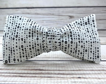 Black and White Binary Bowtie, Computer Bowtie, ComputerProgrammierer, Binärcode Geschenk, Programmierer Geschenk, Hacker Bowtie, Binärcode Fliege