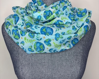 Sciarpa Terra, accessorio "Amiamo il nostro pianeta", blu e verde, sciarpa a cerchio in chiffon
