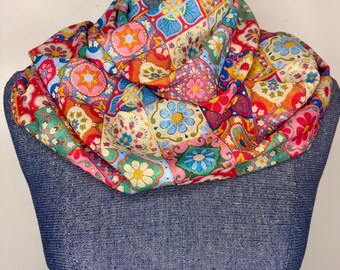 Sciarpa con piastrelle spagnole colorate, quadrati andalusi, motivi luminosi e tenui, chiffon