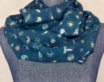 Lenço de plâncton, acessório oceânico, presente de biologia marinha, vida microscópica, lenço infinito de chiffon, fundo azul