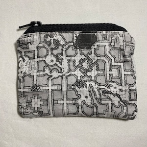 Bolsa con cremallera DnD, regalo de mazmorras y dragones, monedero con mapa de mazmorras, bolsa de dados, accesorio DnD, regalo DnD, regalo de maestro de juego, regalo de rol, 4 x 3 pulgadas
