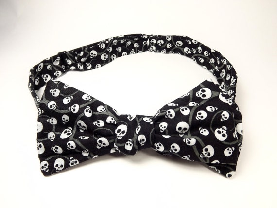 Halloween Skeleton Tuxedo Small T-Shirt Skull Crossbones Lapel Bow Tie  Black