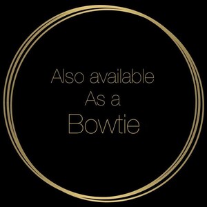 以下が含まれることがあります： 「Also available As a Bowtie」というテキストが書かれた金色の円形