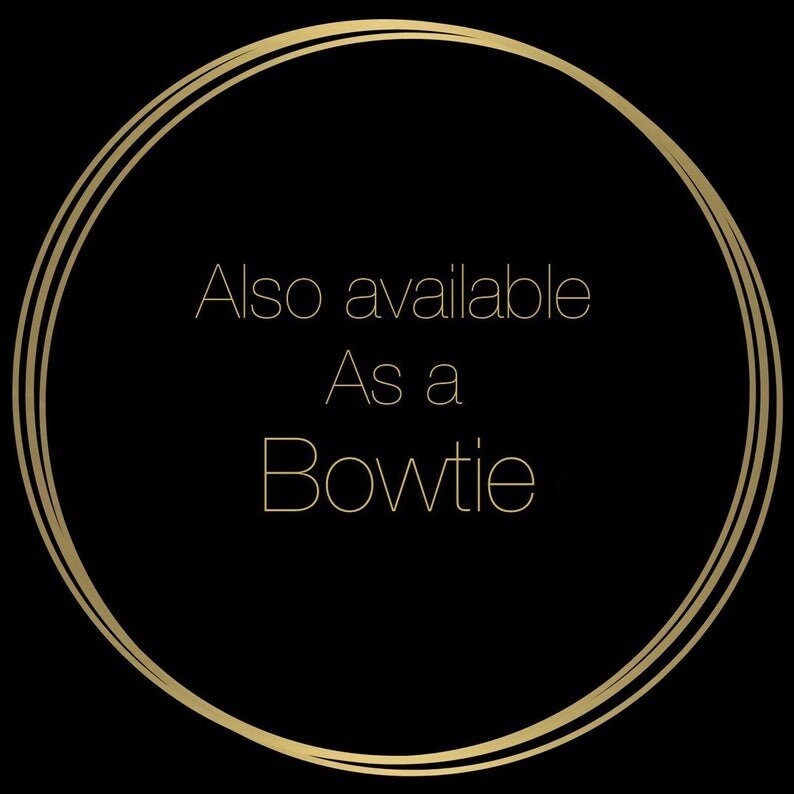 以下が含まれることがあります： 「Also available As a Bowtie」というテキストが書かれた金色の円形