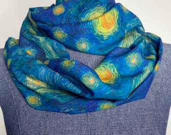 Puede incluir: Una bufanda infinita azul y amarilla con un patrón de remolino que recuerda a la pintura de Vincent van Gogh "La noche estrellada".