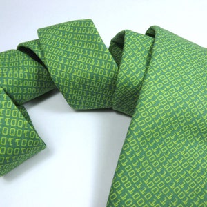 K&ouml;nnte beinhalten: Eine gr&uuml;ne Krawatte mit einem Muster aus gelbem Bin&auml;rcode.