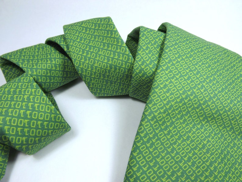 K&ouml;nnte beinhalten: Eine gr&uuml;ne Krawatte mit einem Muster aus gelbem Bin&auml;rcode.