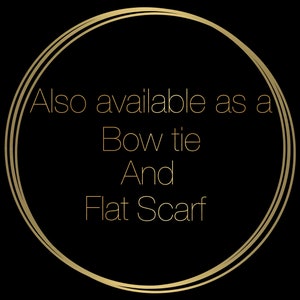 Op de afbeelding: Gouden cirkel met de tekst "Also available as a Bow tie And Flat Scarf" erin.
