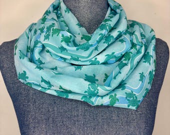 Cachecol Tartaruga Marinha, corrente oceânica, cachecol infinito de chiffon, fundo azul celeste, tartarugas turquesa.