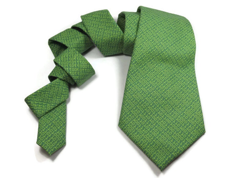 K&ouml;nnte beinhalten: Eine gr&uuml;ne Seidenkrawatte mit einem Muster aus wiederholtem Bin&auml;rcode in einem helleren Gr&uuml;nton.