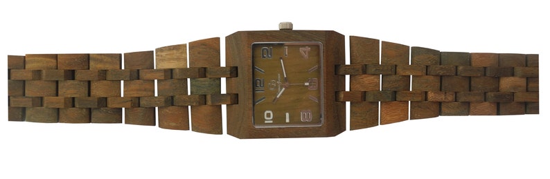 Puede incluir: Un reloj de pulsera de madera marr&oacute;n con una esfera cuadrada y una correa de madera marr&oacute;n. La esfera del reloj tiene marcadores de hora con n&uacute;meros romanos y un fondo marr&oacute;n.