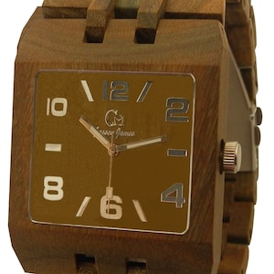 Puede incluir: Un reloj de pulsera de madera marr&oacute;n con una esfera cuadrada y una correa de cuero marr&oacute;n. La esfera del reloj tiene un fondo dorado con n&uacute;meros y manecillas blancas. La esfera del reloj tambi&eacute;n tiene el texto "Gesser James" impreso en &eacute;l.
