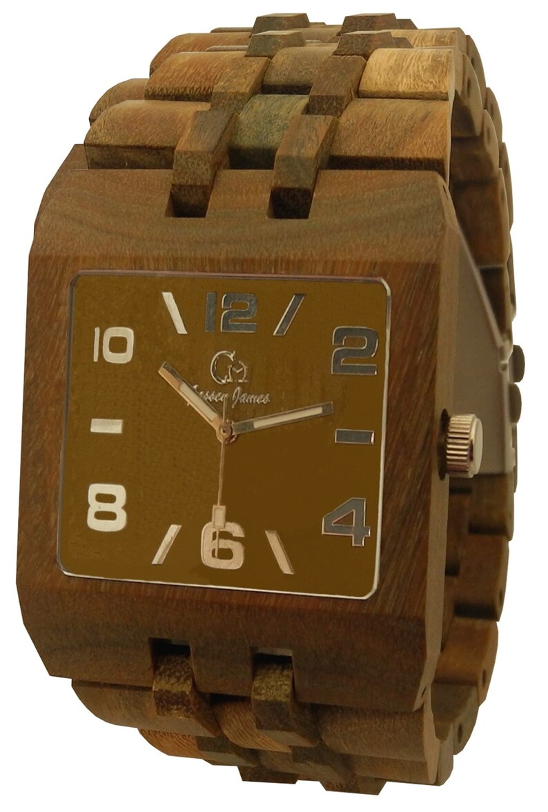 Puede incluir: Un reloj de pulsera de madera marr&oacute;n con una esfera cuadrada y una correa de cuero marr&oacute;n. La esfera del reloj tiene un fondo dorado con n&uacute;meros y manecillas blancas. La esfera del reloj tambi&eacute;n tiene el texto "Gesser James" impreso en &eacute;l.