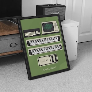 Puede incluir: Un póster verde enmarcado con una ilustración de computadora vintage. El póster presenta una pantalla verde, un teclado, un sintetizador y el texto "FAIRLIGHT".