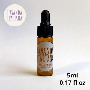 Puede incluir: Pequeña botella de vidrio ámbar con cuentagotas negro. La etiqueta dice "LAVANDA ITALIANA" y "OLIO ESSENZIALE 100% NATURALE". Contiene 5 ml de aceite esencial. Un producto con temática de lavanda.
