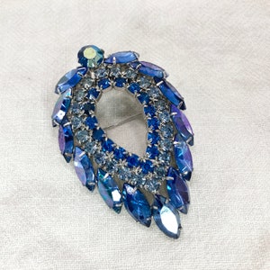 Sarah Coventry Blue Lagoon brooch designed by Delizza & Elster, Vintage Costume Jewelry Pin, Irridecent Aurora Borealis Rhinestones