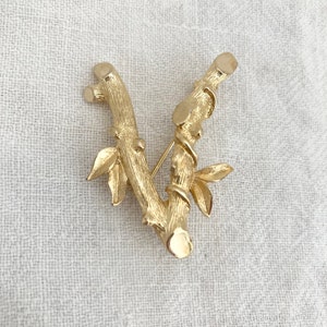 Broche vintage de oro con monograma de Sarah Coventry con letra V