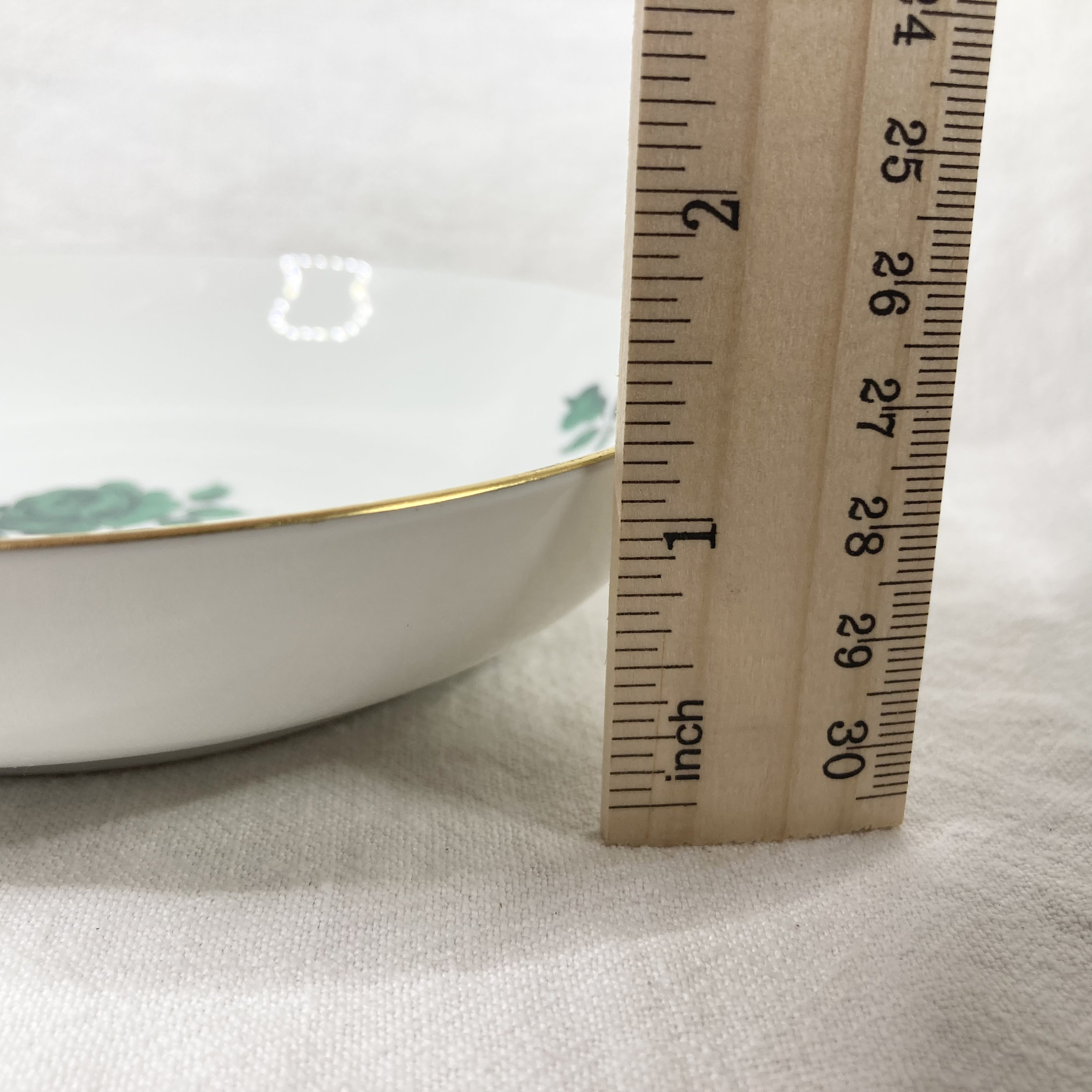 PETIT VASE BOULE à col ourlé, en porcelaine céladon, à décor de