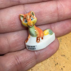 Maleńka figurka Disneya TOD z filmu Lis i Pies Figurka Vintage Francuska figurka porcelanowa Feve Feves Miniatura domku dla lalek EE86