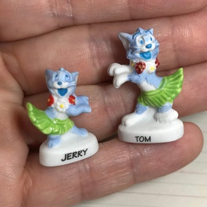 TOM & JERRY Tropikalne wakacje Hula Taniec Tancerz Kot Mysz Kreskówka MGM Hanna Barbera Francuski Feve Feves Miniatury Domków dla Lalek AB30