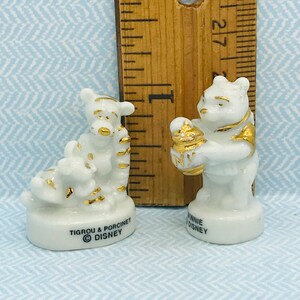 KUBUŚ PUCHATEK I TYGRYSK Biały i Złoty - Francuska figurka porcelanowa Feve Feves Miniaturowy domek dla lalek Miniaturowy garnek na miód N40