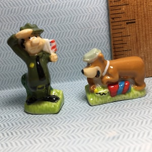 Mały YOGI BEAR & Ranger Rick Petarda i Flaga kreskówka Hanna-Barbera 2 szt. - Francuski Feve Feves Porcelain Figurines Miniatures S110