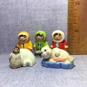 PARKA BABIES Eskimos Inuits Seal Penguin Alaska Igloo Alaskan Winter Snow - French Feve Feves Porcelain Figurines Dollhouse Miniatures 066