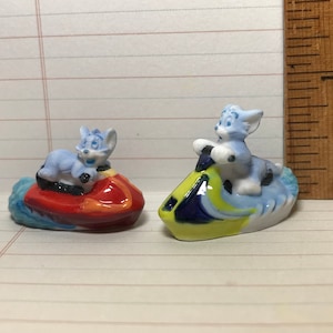 TOM & JERRY Tropikalne wakacje Jet Skis Narciarz Ski Kot Mysz Cartoon MGM Hanna Barbera - French Feve Feves Dollhouse Miniatures AB30