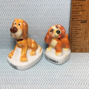 DISNEY&#39;s LADY & The TRAMP 2 Dogs Trusty and Annette Bloodhound Puppy - French Feve Feves Figurines Dollhouse Miniatures FF77